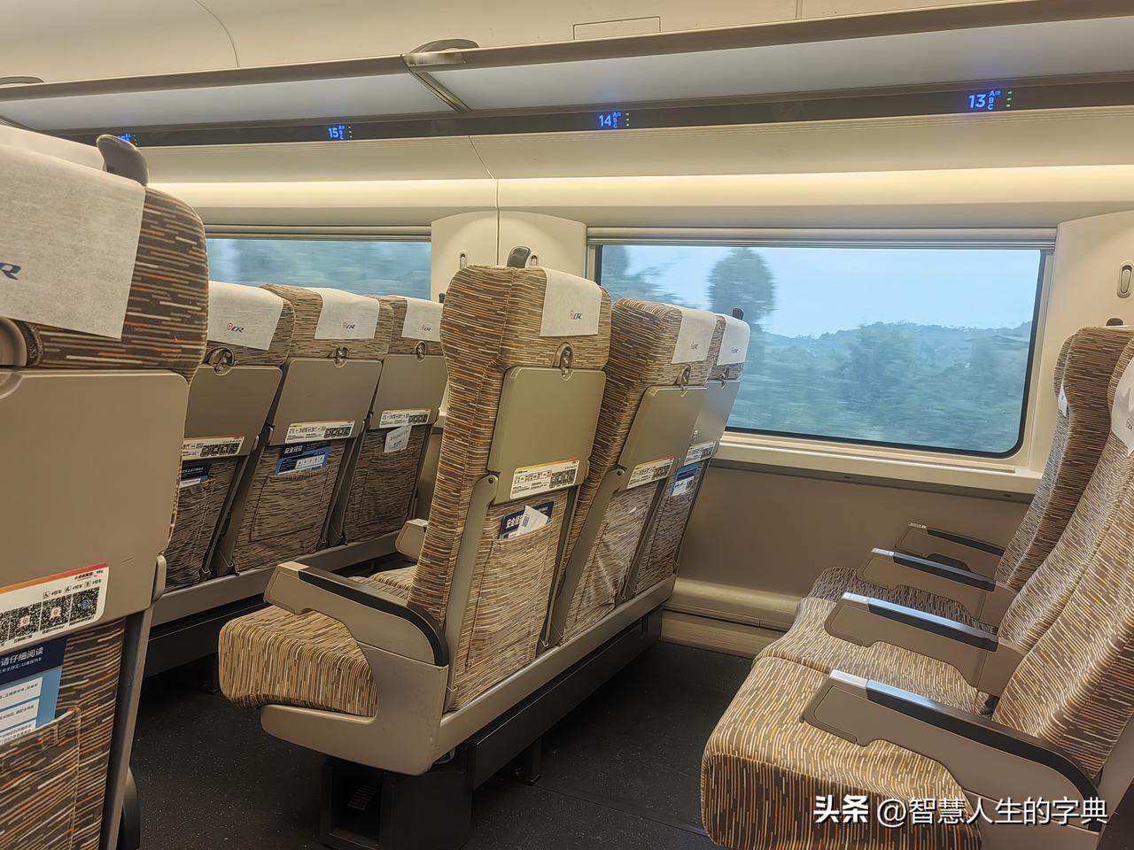 周日下午成都至重庆的高铁动车运行情况有个情况挺让人关注的。

这趟动车并非行经成