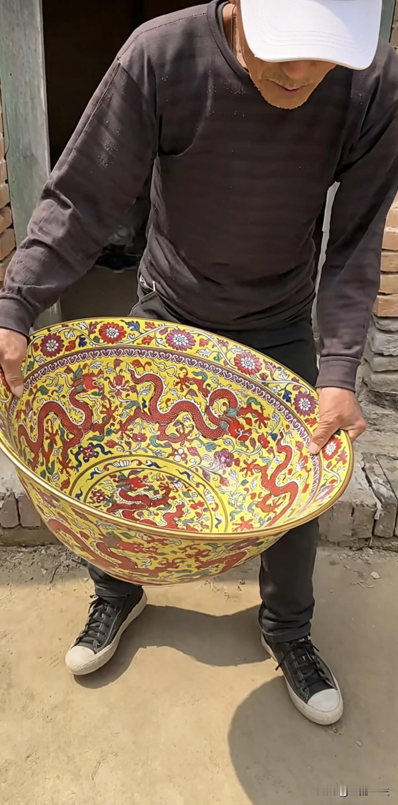 大爷这个碗可以说是天下第一碗，而且是官窑御用，要价八千八百元。一个古玩收藏的最后