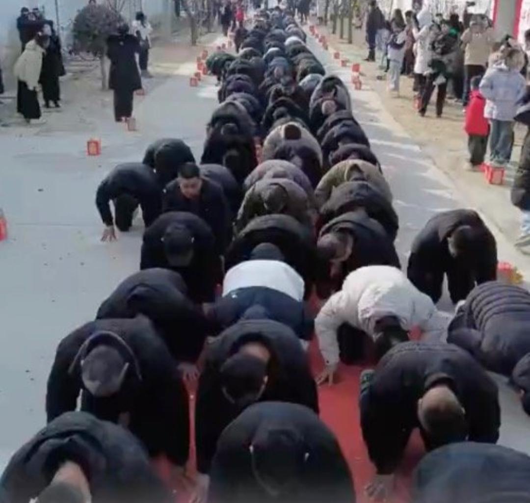 山东一个村600多人集体磕头拜年啦！
大年初一这事儿直接震撼全网。你看那祠堂前，