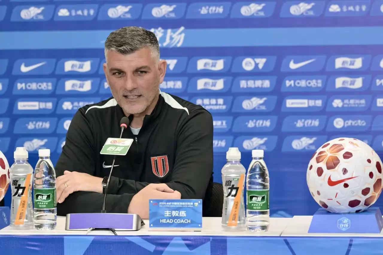 阿洛伊西出席明天对阵西海岸的新闻发布会，有两点未知数值得一提。

痛点是老费伤未