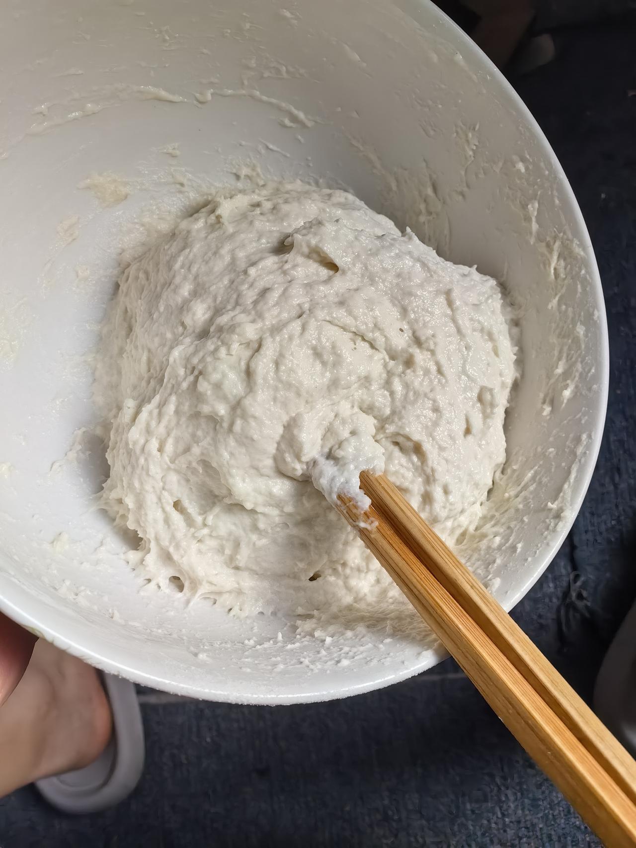 这个接下来会做什么？估计很多皖北的人应该知道。
做疙瘩汤，或者叫疙瘩面。
用西红