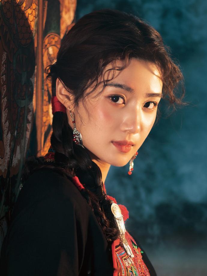 畲族服饰容色清丽——卢昱晓。每日明星美图分享