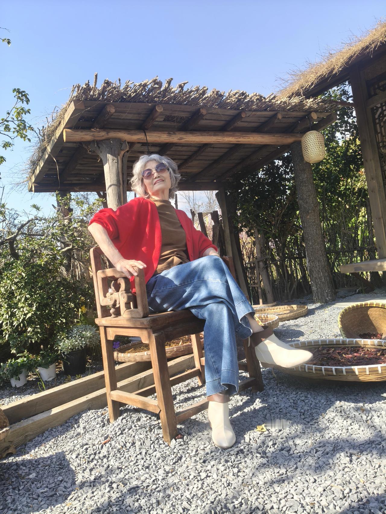 78岁的时尚老妈：
岁月沉淀的时尚精灵

在我的生命画卷里，78岁的老妈宛如一抹