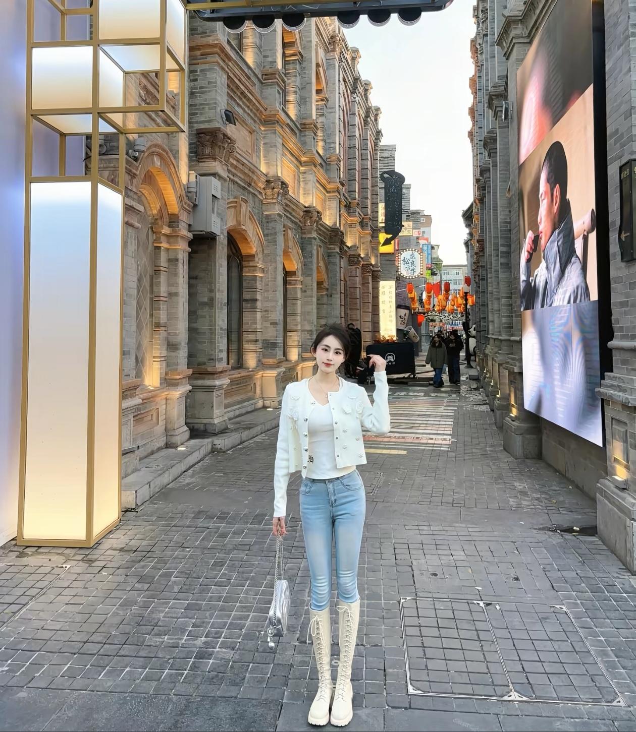复古街头的时尚穿搭，白色外套与牛仔裤的完美搭配，尽显青春活力！👗👖👢