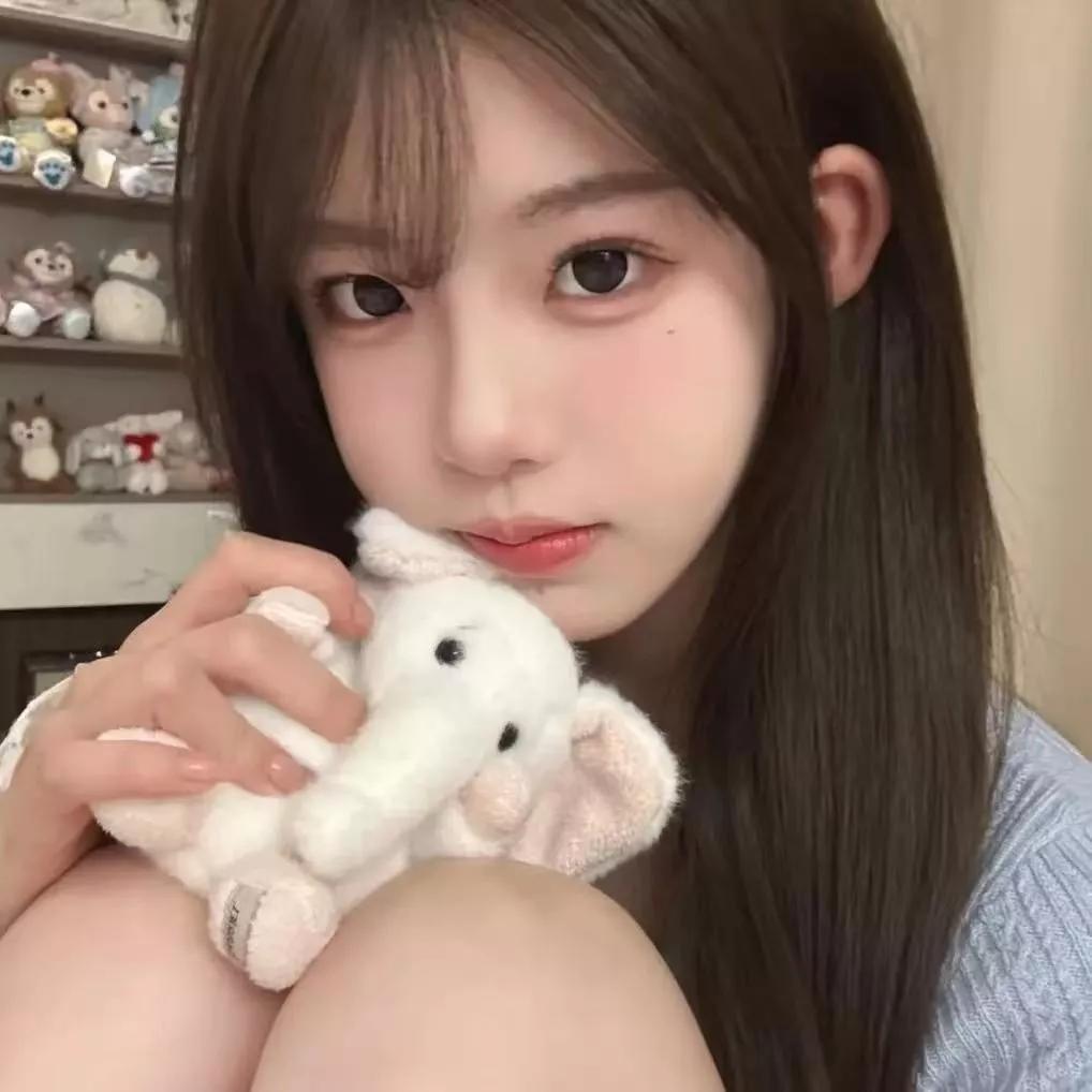 温柔可爱的少女与毛绒玩具的温馨时光毛绒少女照 少女系小熊玩偶 毛绒酷甜照 毛绒少