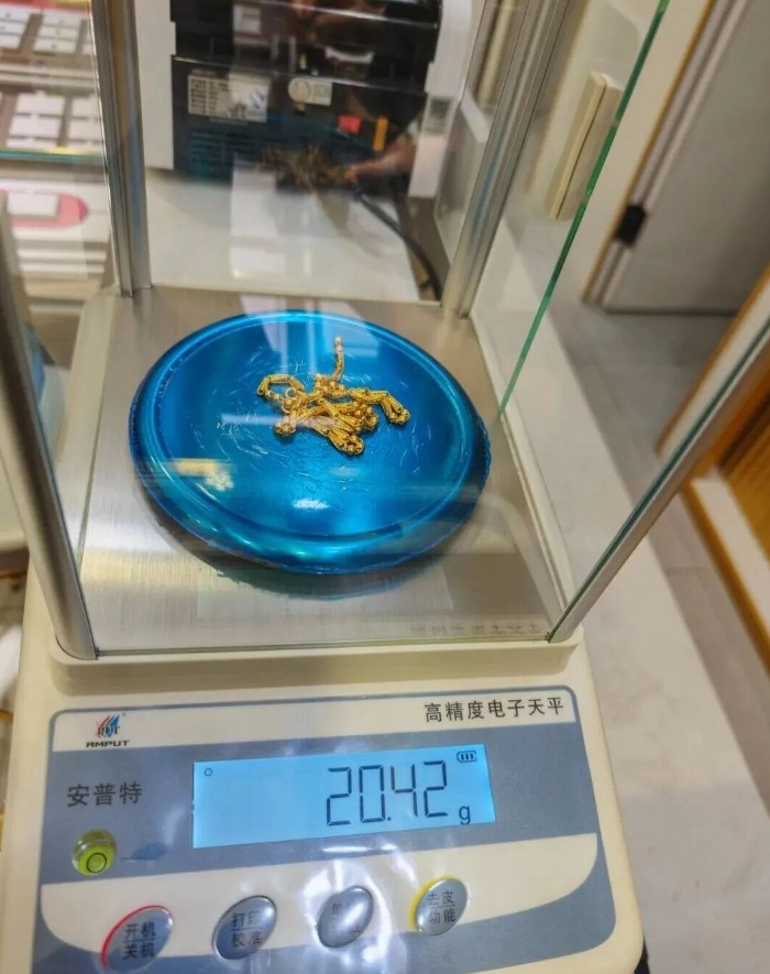 #少年拾金不昧20克金项链完璧归赵#【20多克金项链遗失半月后物归原主，黄山一少