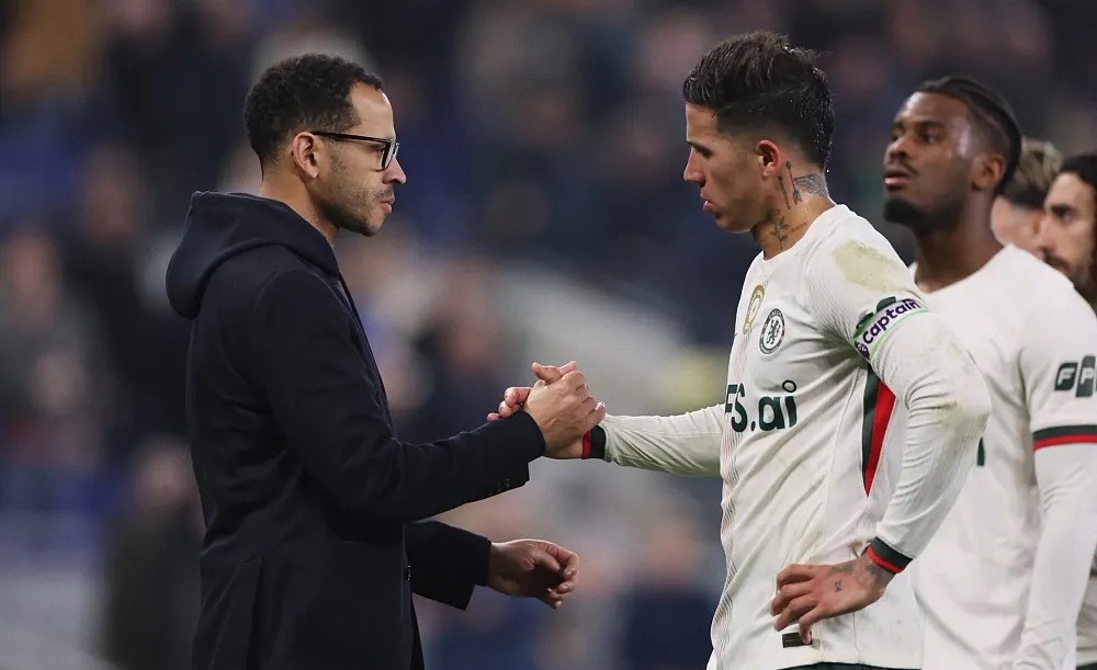 据英国记者Ben Jacobs报道，切尔西俱乐部的股东和高层都支持主教练罗森尼尔