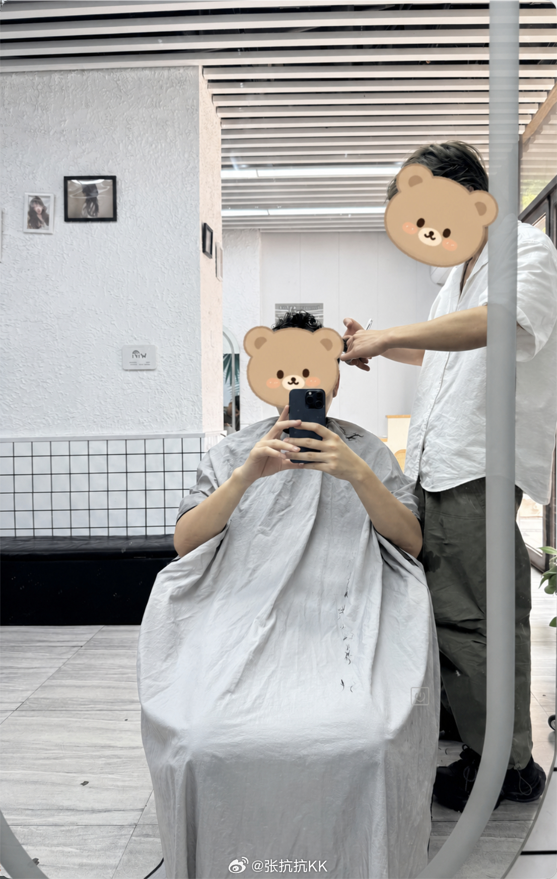 昨天去楼下理发，听理发师和旁边水果店店长聊起一个邻居。说是一位 70 多岁的老太
