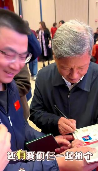 近日，现任福建福耀科技大学校长王树国在哈工大演讲散场时，被一位留任的年轻老师拦下