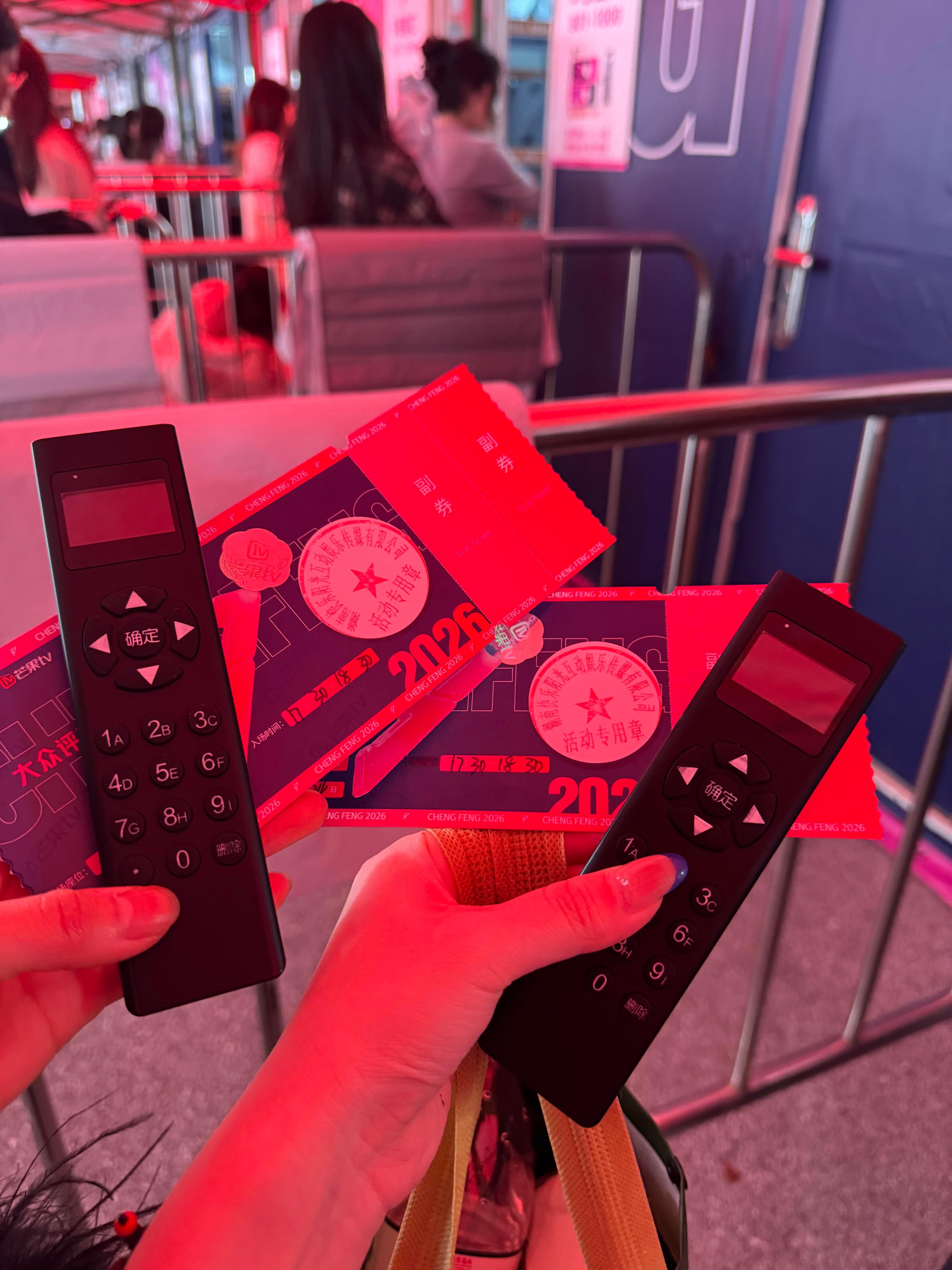 浪姐现场观众对账 网友分享浪姐当大众评委体验。在李心洁组和安崎组的对决中犹豫不决