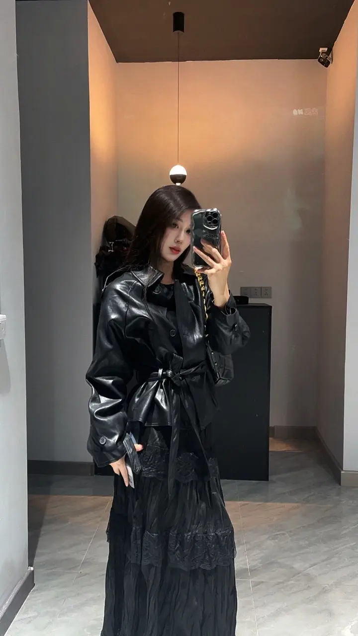 很早之前我就明白，我过的是无人兜底的人生，从那一刻起，我不再寻找任何依...