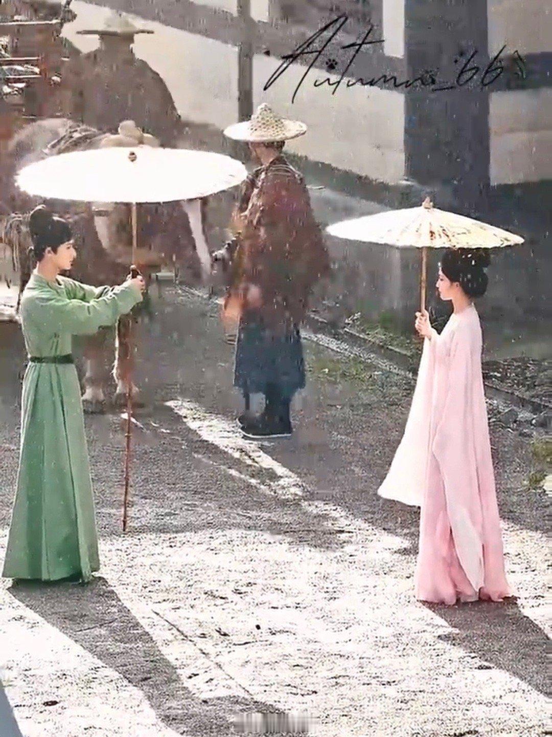 孟子义李昀锐雨中戏 天惹，孟子义和李昀锐在电视剧《尚公主》的片场路透，李昀锐和孟