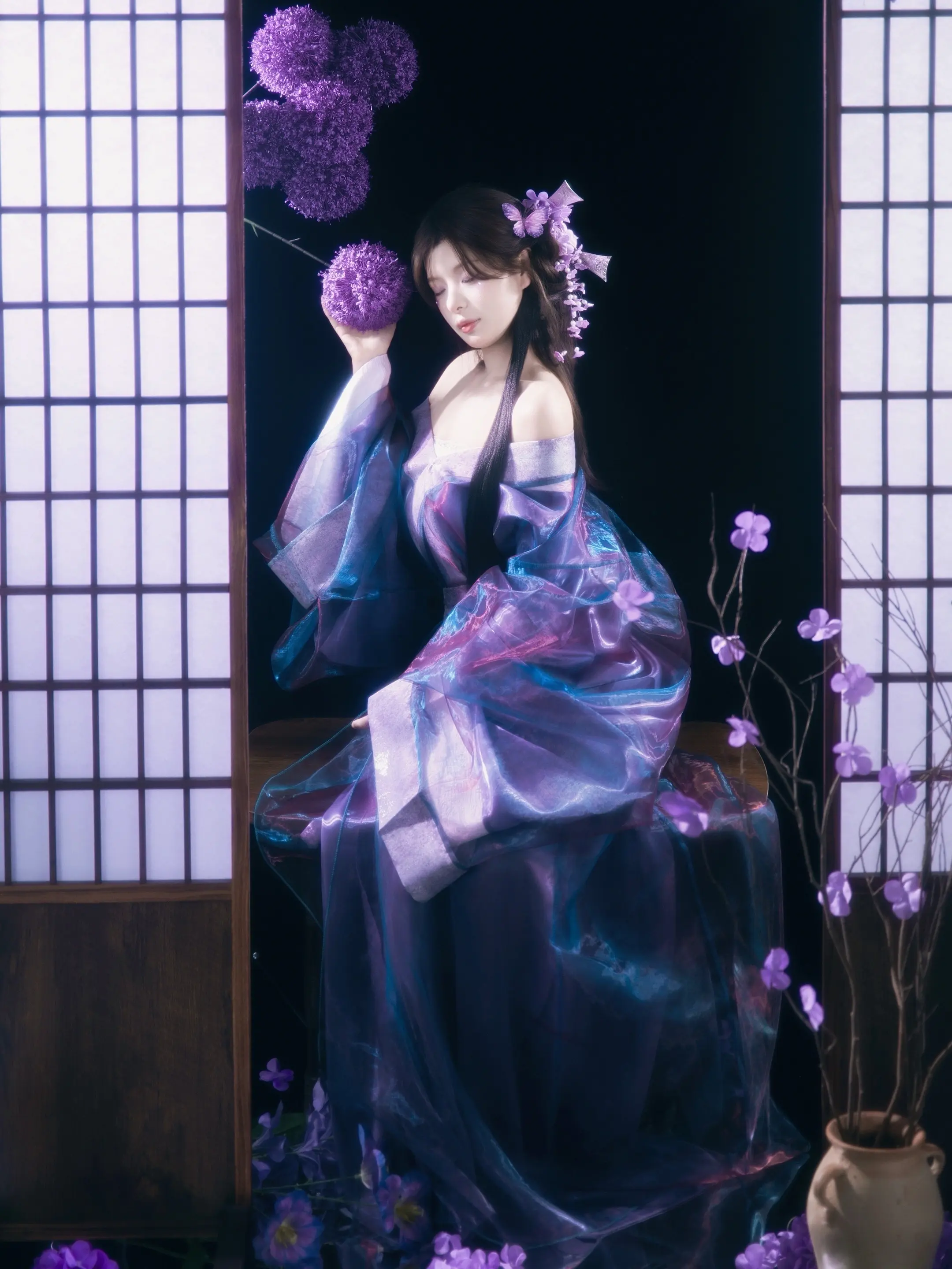 青天大老爷！紫色汉服。