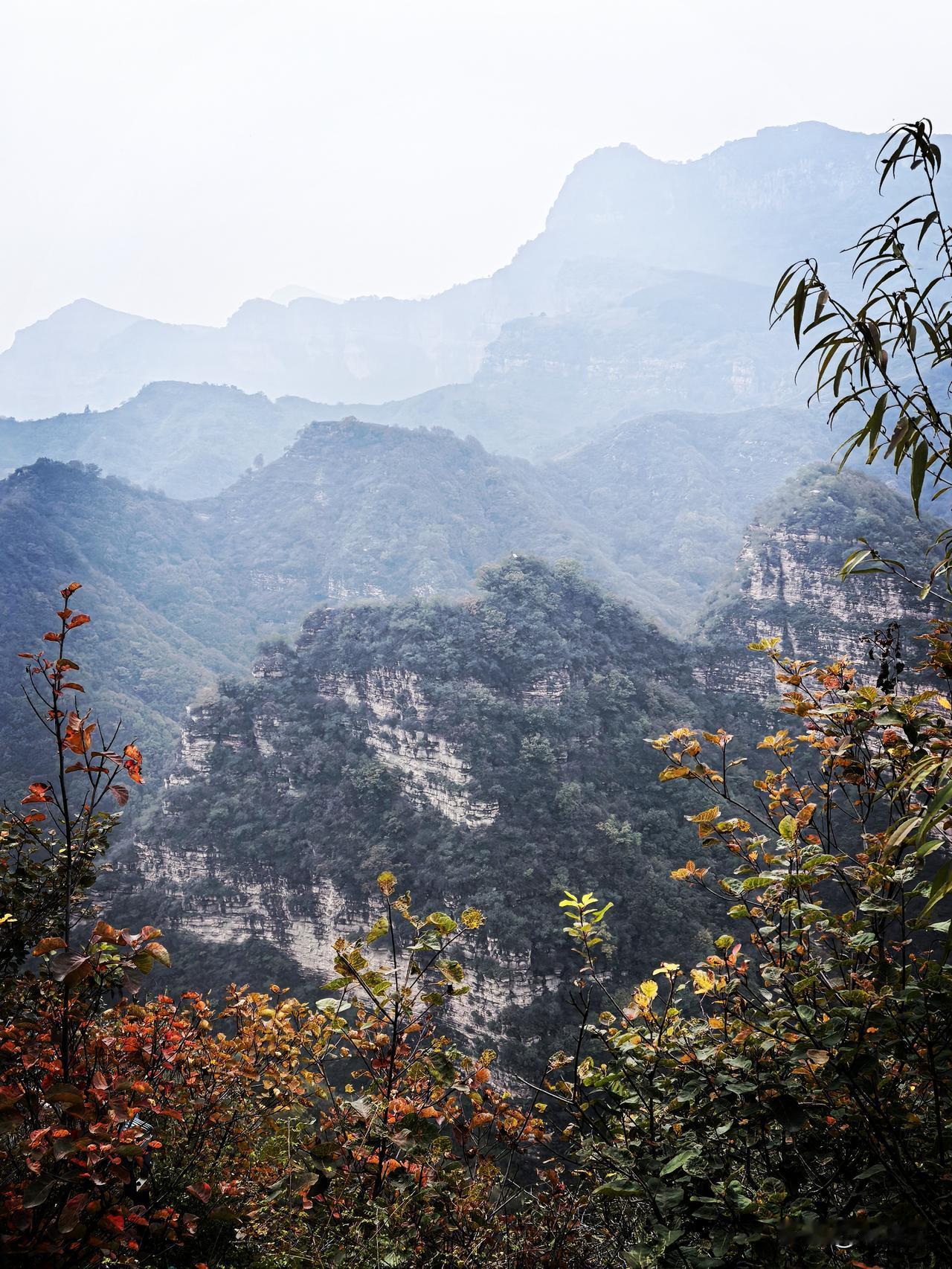 去邢台九龙峡看红叶。
车停到山顶。我们进山后一路下行，走到峡谷，缘溪前行，迷恋山
