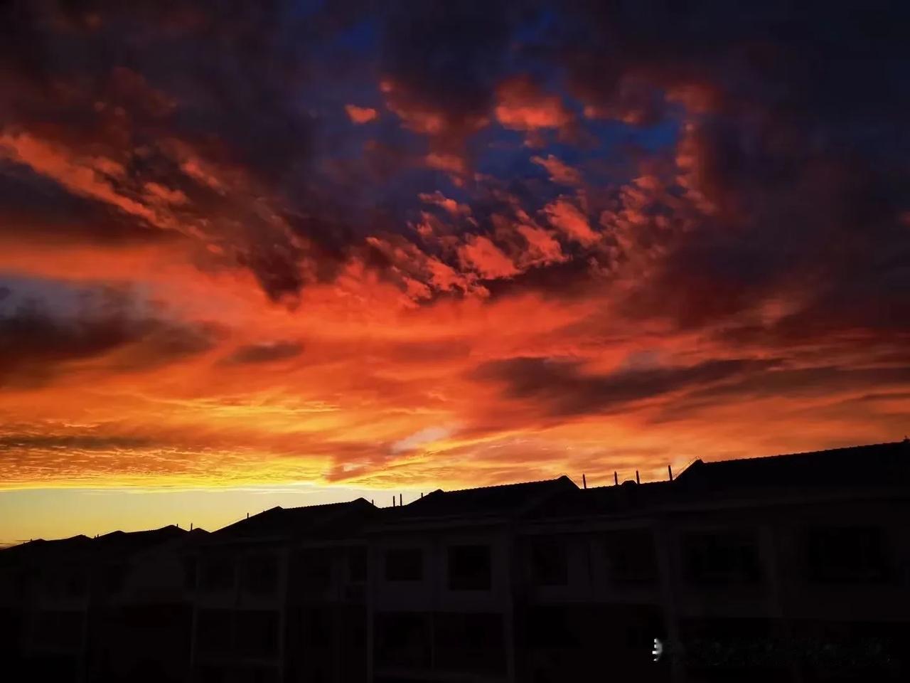 傍晚，日落时的火烧云