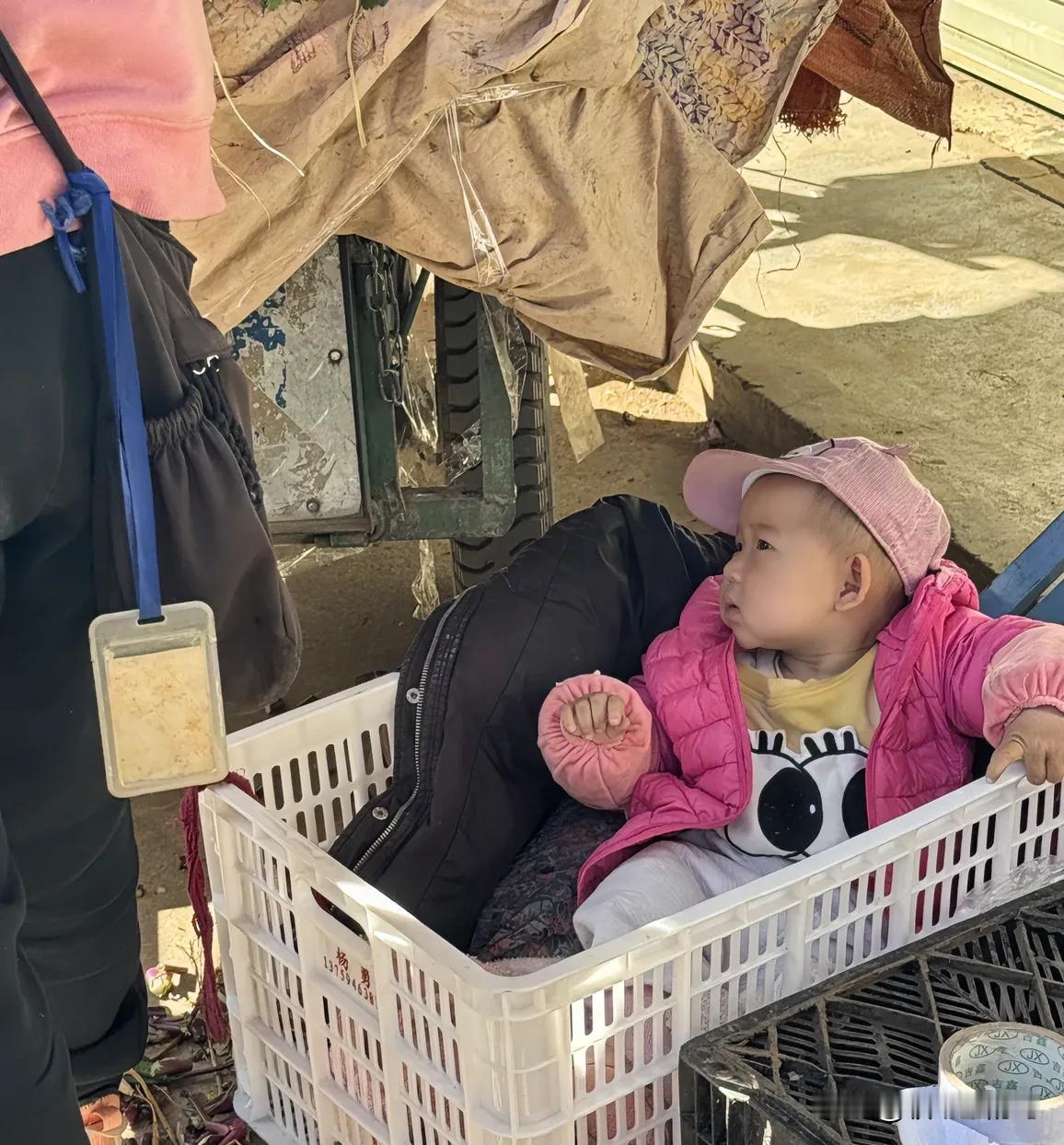 市场上的小孩。