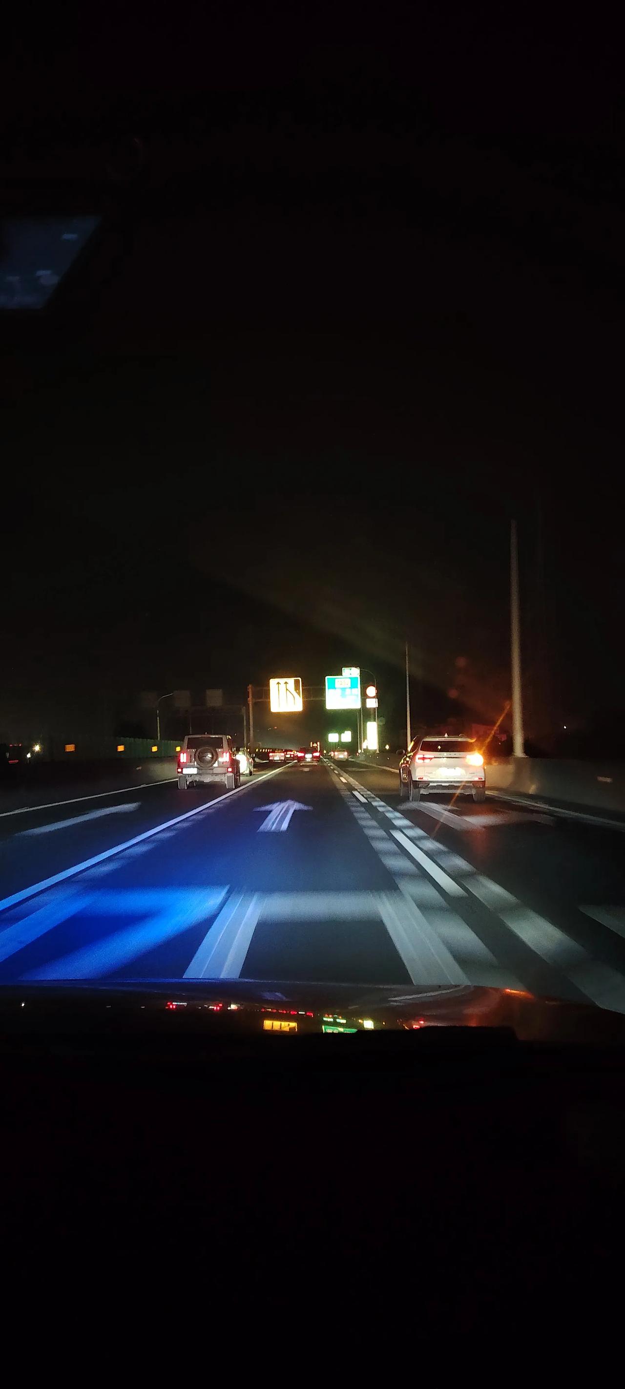 图中高速公路为汕昆高速月浦往梅州方向的交通瓶颈，因为月浦以西为双向四车道，月浦以