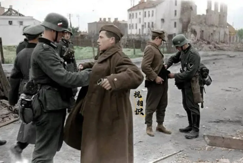 1939年，德国闪击波兰之后，德军士兵正在给投降的波兰士兵搜身，以确保他们身上没...