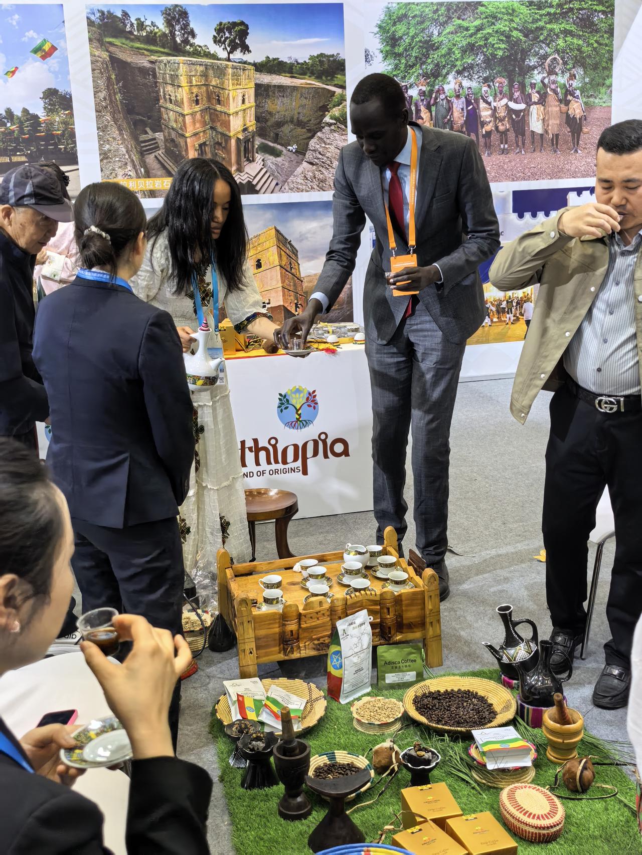 在西安喝到了非洲的“咖啡圣经”！
穿西装的咖啡之神，现场煮了3000千年的埃塞俄