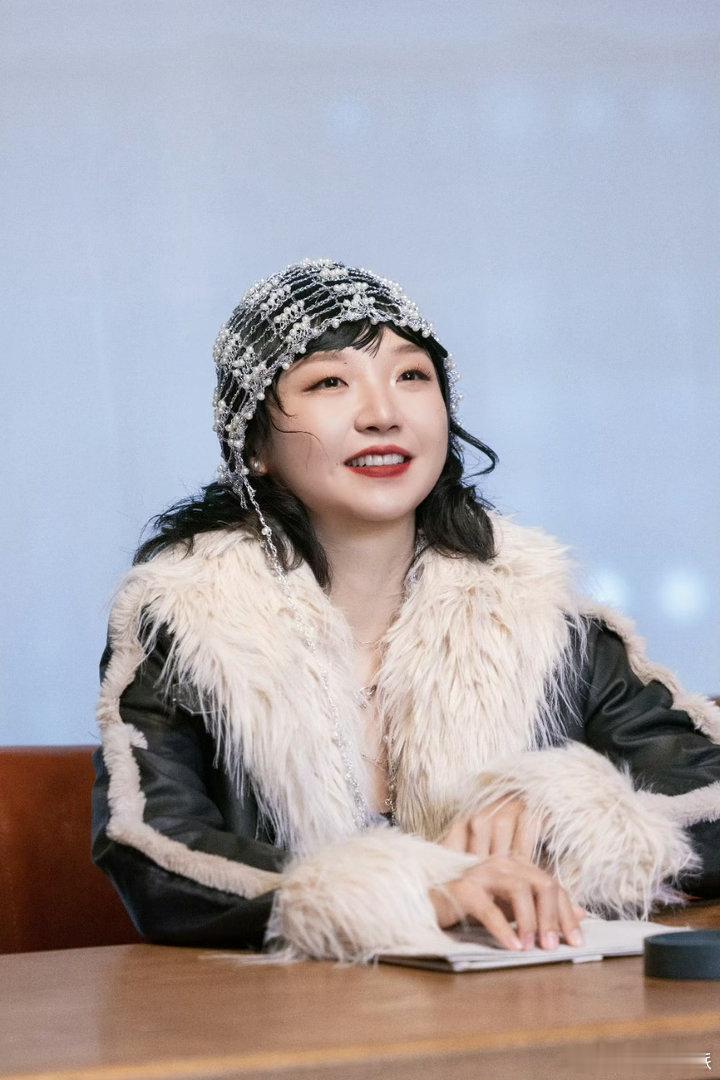 李嘉琦说贺峻霖有商业头脑五十公里桃花坞 挣桃花币真的有一手。李嘉琦和沈月都被他折