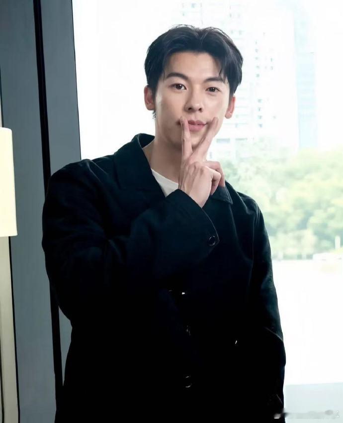 许光汉回应吻到翘脚 许光汉吻戏翘脚居然是临场设计！细节控太会了，《他年她日》跨年