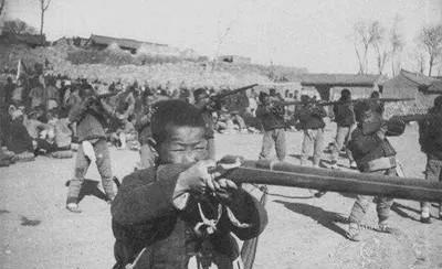 1942年，14岁的张旭初从口头庄逃到石大庄村时，遇上了伪军的追击，慌乱中，他躲