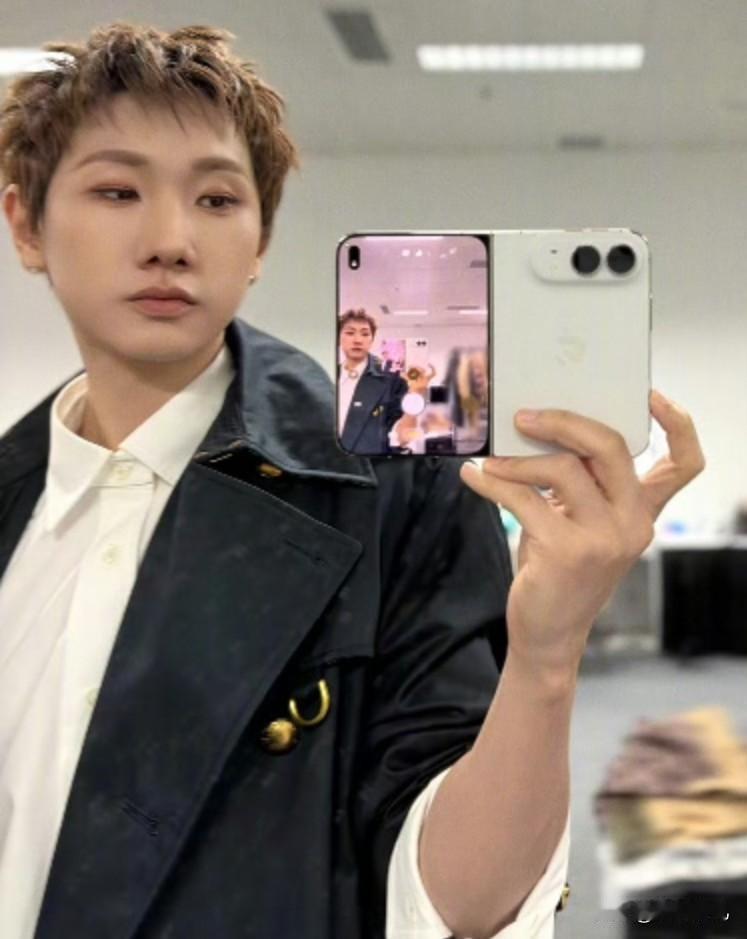 汪苏泷晒iPhone Duo自拍


汪苏泷新款iphone Duo手机太吸睛了