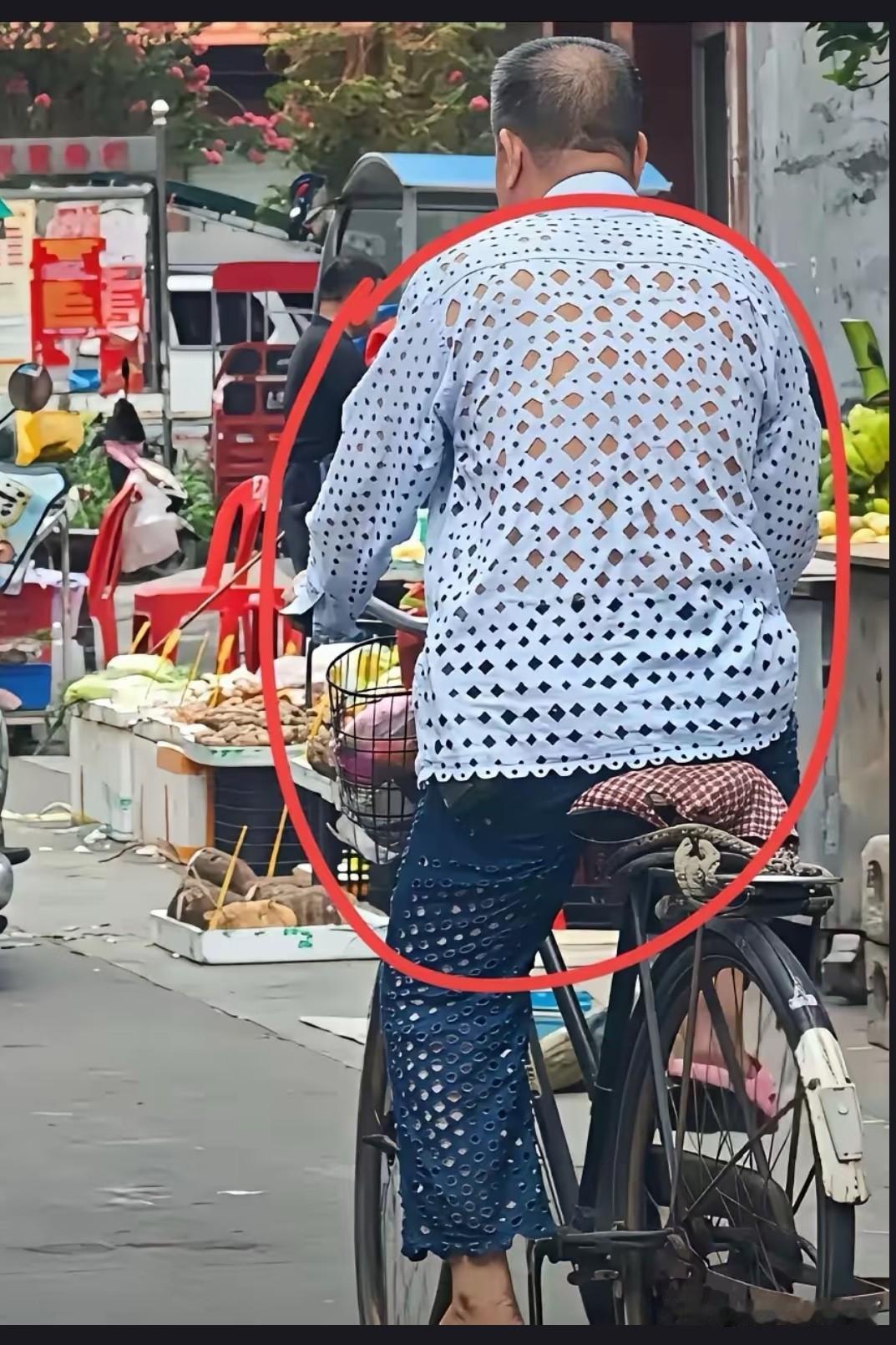 朋友们如果给大爷的这套衣服，取一个震耳欲聋的名字，你想取个什么名字！

大爷这套