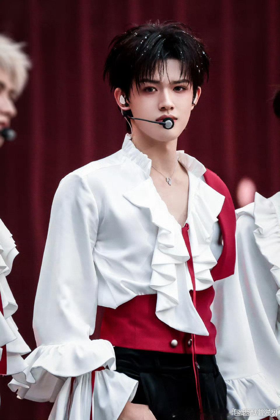 张极丝绸西装完全是daddy级别张极的眼神自带故事感，动作间满是沉稳气场，成熟男