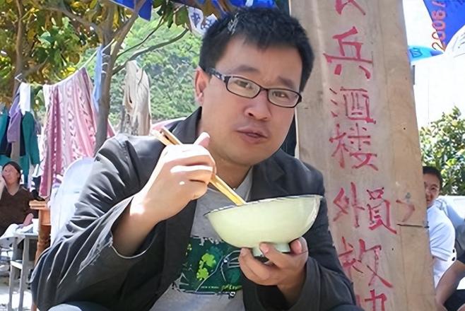 当年揭露“三鹿奶粉”的上海记者，4年后辞职，17年后变成这样了

这事儿得从头捋