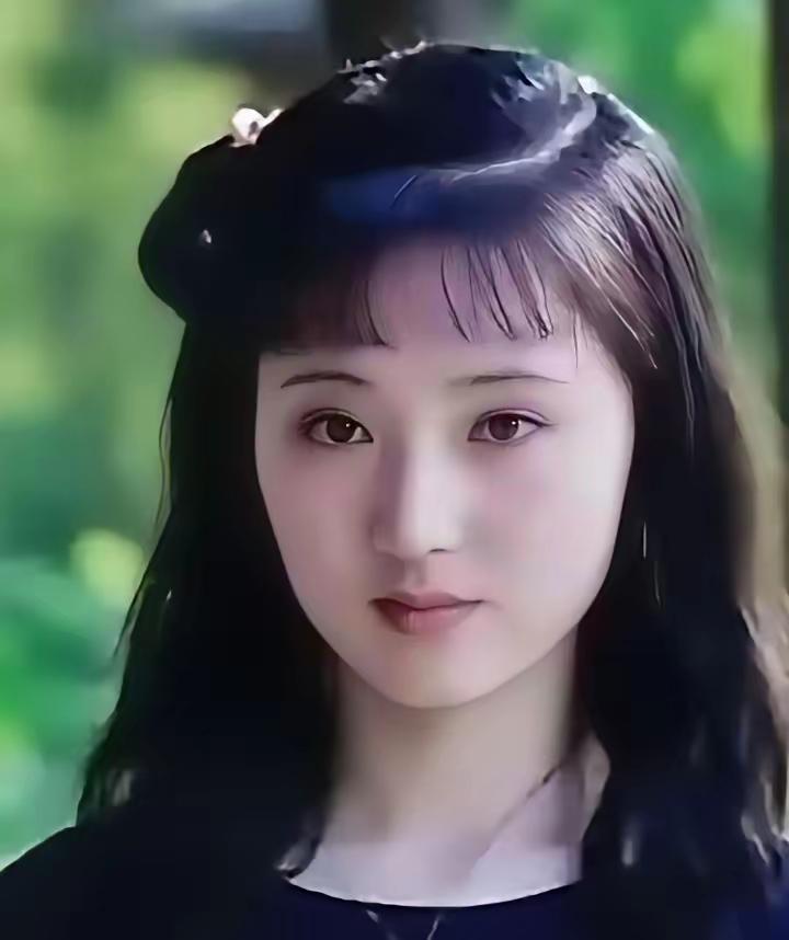 王铎：她不是陈晓旭，她是福州一高三女生白陌。但是，她像陈晓旭，简直像铁了。似乎就