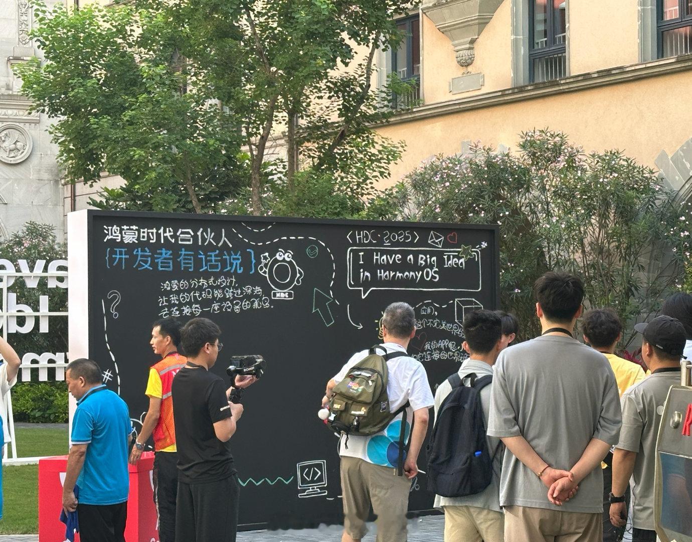 余承东力挺鸿蒙开发者芜湖！余总太会玩了，开大会呢，期间跑去和小众应用开发者来了一