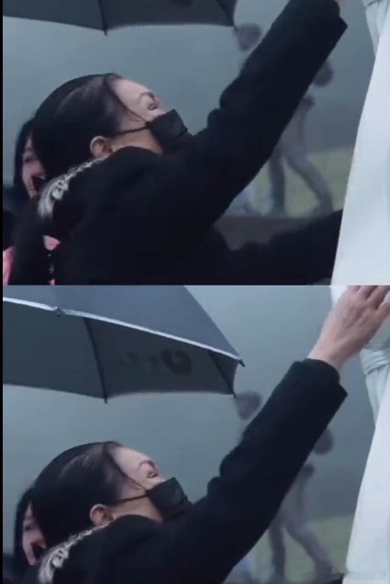 大S雕像旁是高以翔的雕像看着大 S、高以翔、邓丽君、李玟的雕像相聚在墓园，心里满