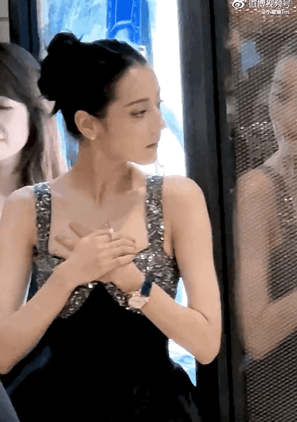 #金星 不需要靠夸张服饰来赚取眼球#对于吐槽明星捂胸口一事金星做出了回应：既然选