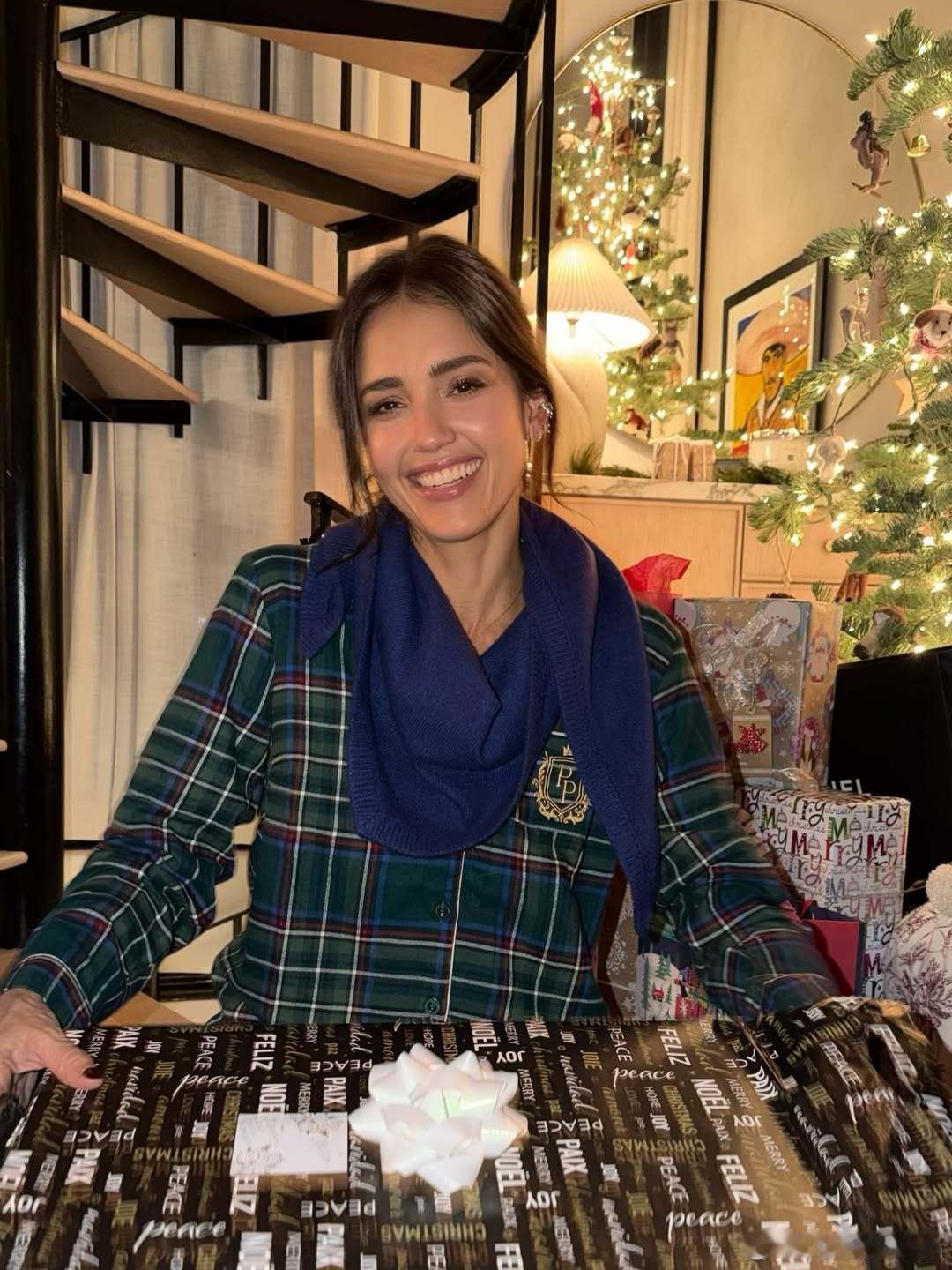 Jessica alba杰西卡阿尔芭分享假期家庭私照，和孩子朋友相聚拆礼物超温馨