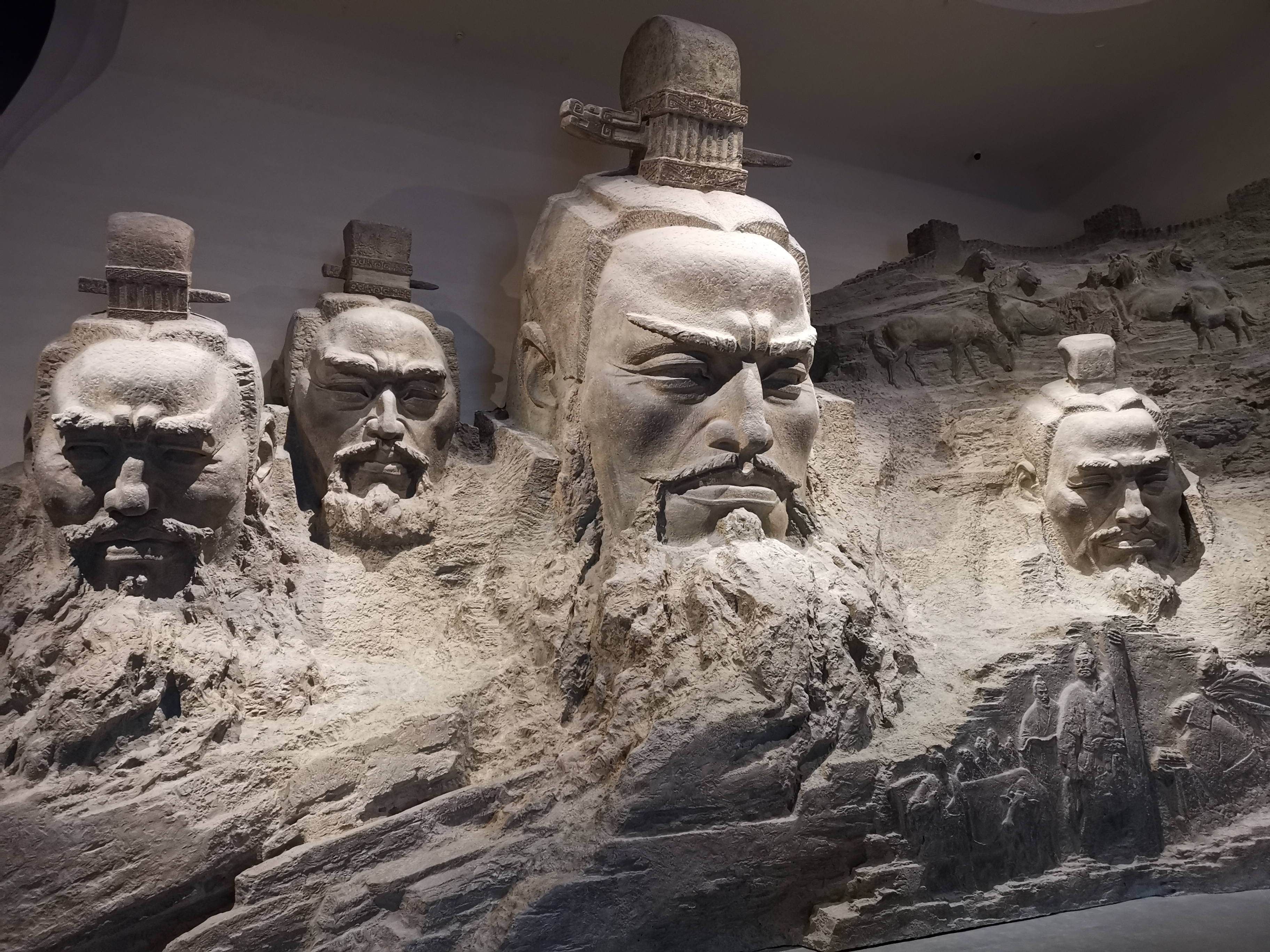 早上8点40分到秦宫地铁站，9点有摆渡车从地铁口送到秦汉馆停车场，到的时候排队人