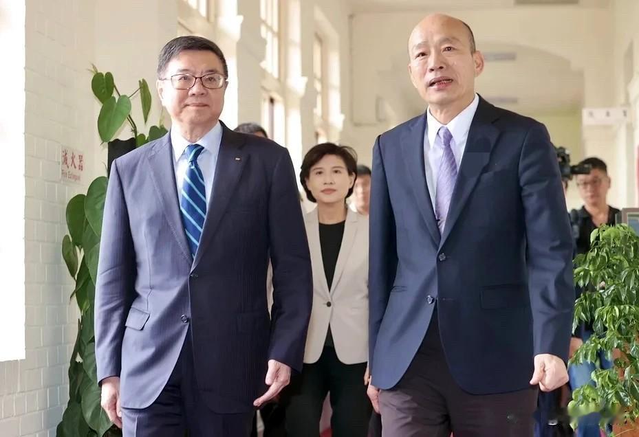卓荣泰不副署还反呛“法案违宪”  韩国瑜不再回应

针对台行政机构再次不副署台立