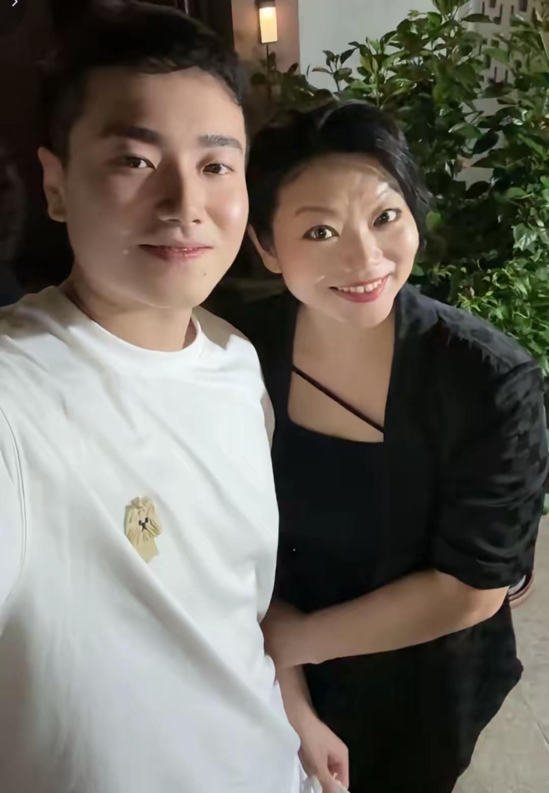 赛场气场十足的梁靖崑，私下里竟是自带豪门气质的温柔大男孩。回到河北老家和亲人团聚