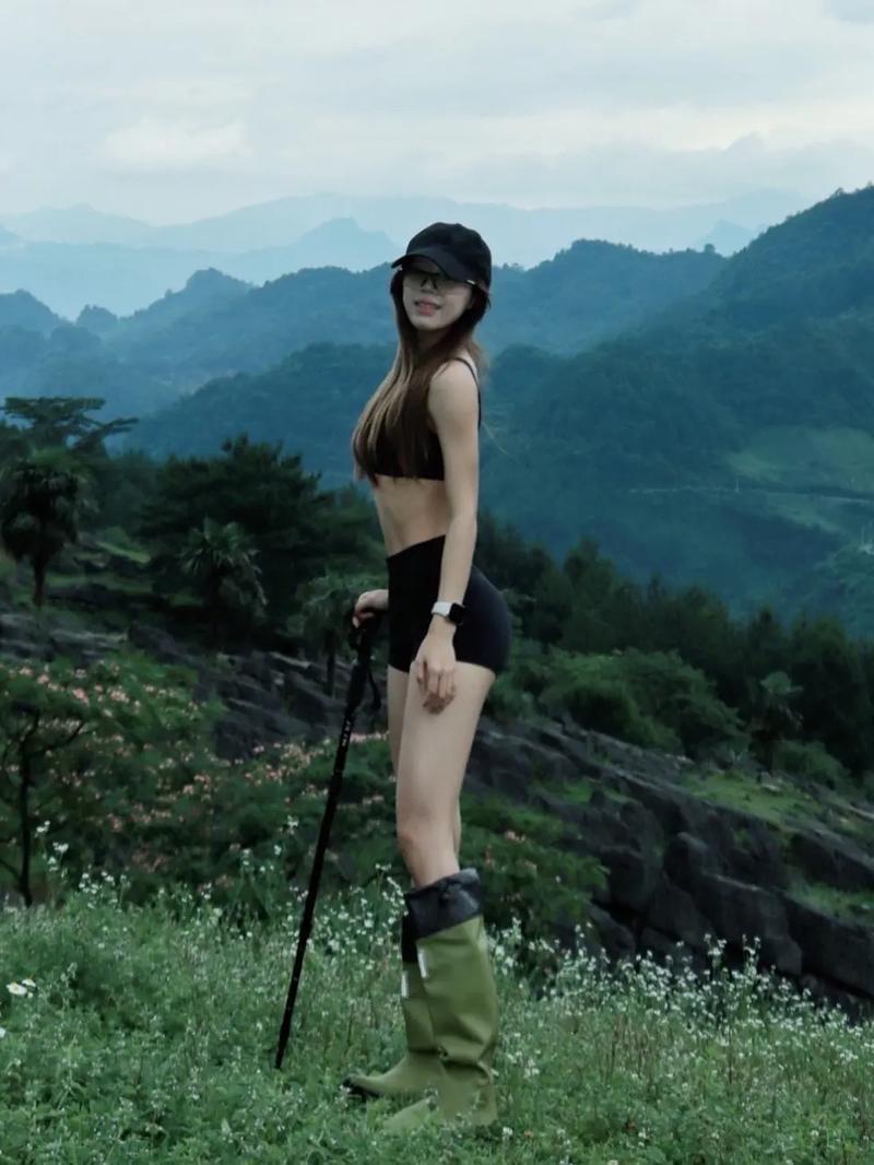 南太行女孩独行坠崖的悲剧，给所有喜欢爬山徒步的人敲响警钟：

1. 网红野路慎走