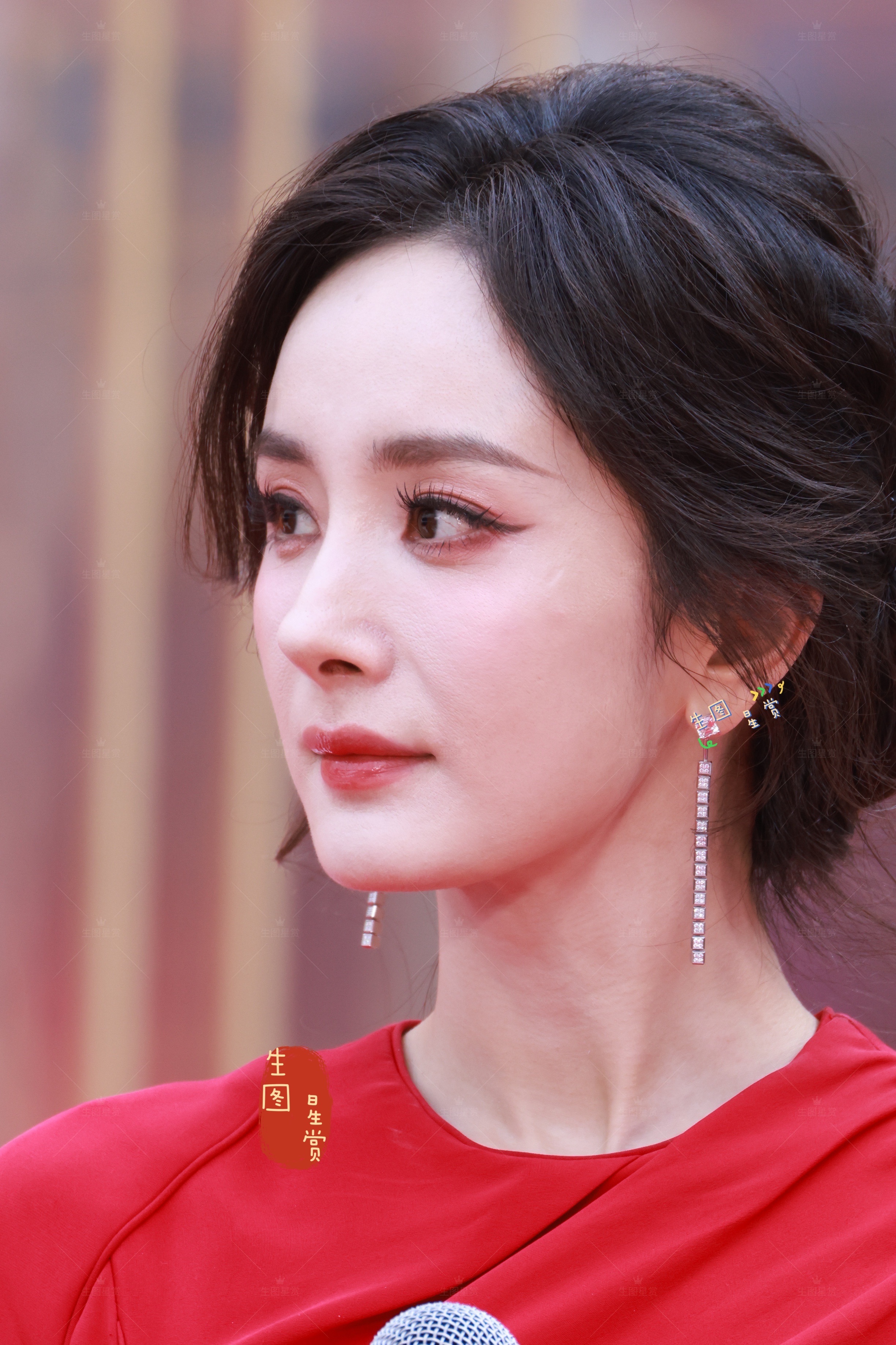 杨幂深圳雅诗兰黛活动出图大红裙喜庆惊艳，怼脸硬美！❤️杨幂 见面会