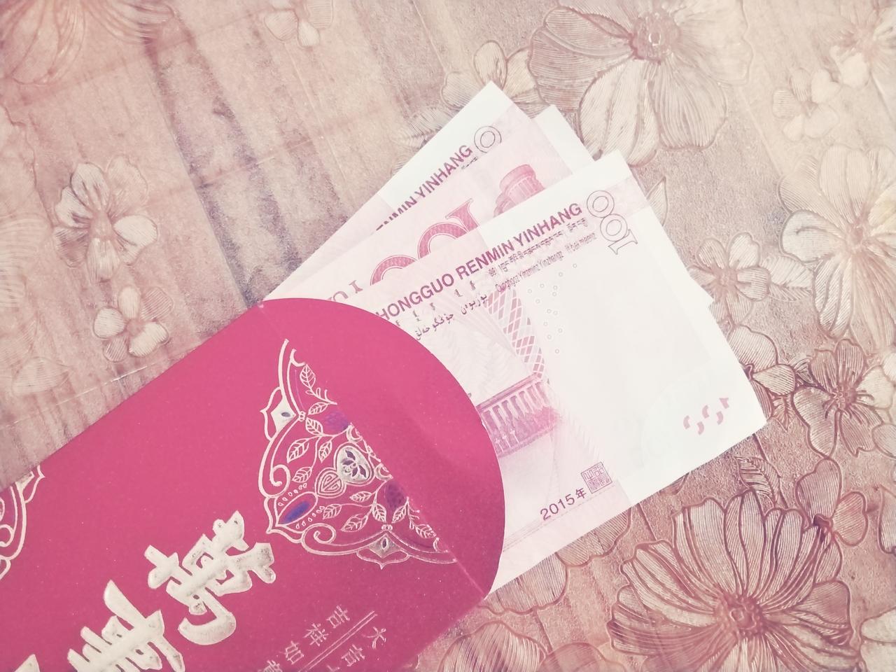 人到中年我才明白
中年人最不应该挂在嘴边的是赚钱
而是省钱和存钱

拼了命赚钱