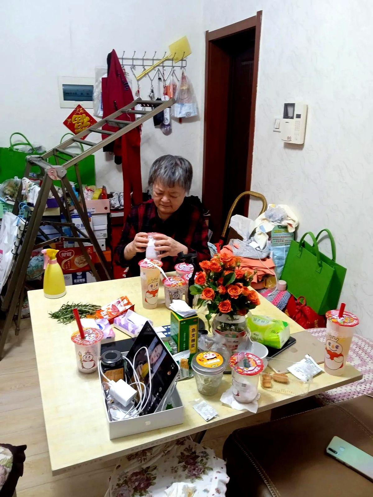 今天上午11点，我40岁的大龄剩女的漂亮女儿已经疯掉了。
这闺女到底碰上什么事了