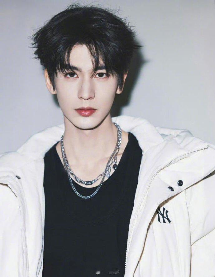 张凌赫要是常驻跑男，那我真的要开始疯狂期待了！又能看到他在综艺里鲜活又有趣的样子