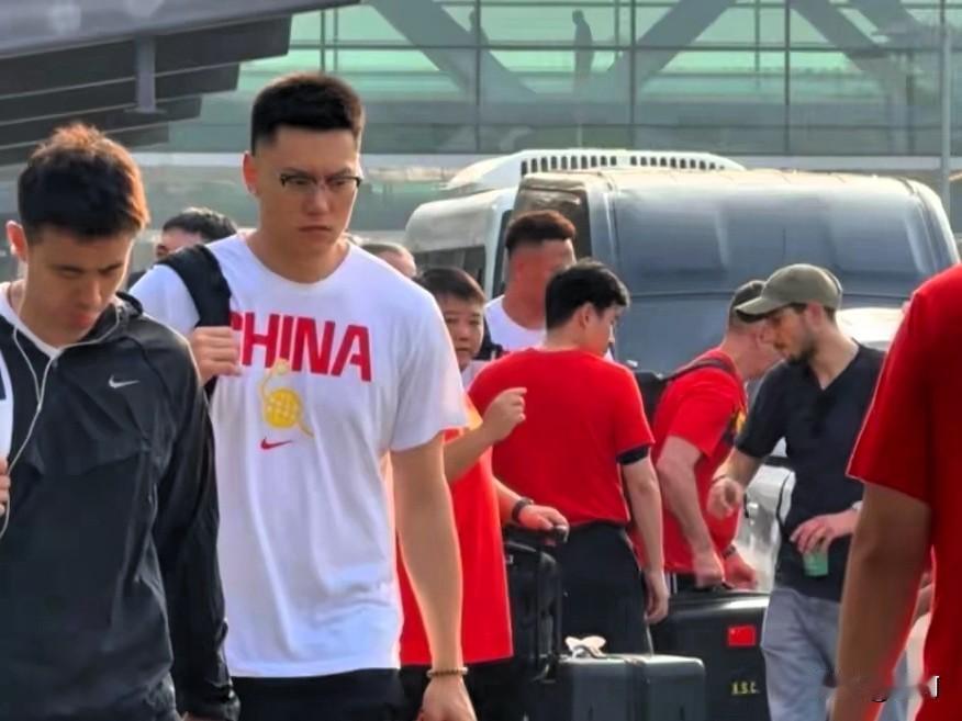 今天下午，中国男篮顺利抵达卡塔尔，将于27日在客场对阵卡塔尔男篮，这是世预赛第二