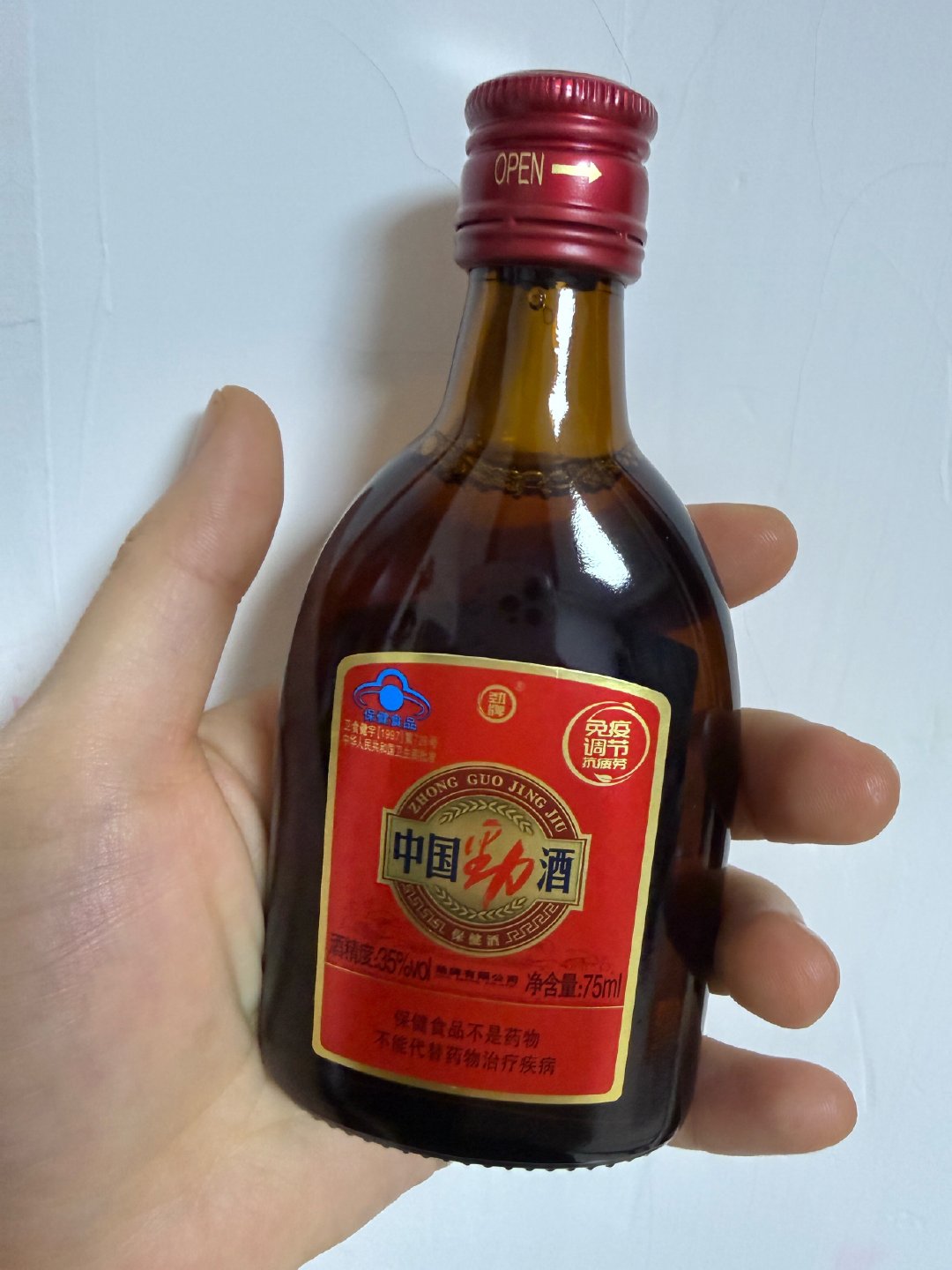 我说这几天感觉有点虚，L姐给我买了一瓶劲酒，何意味 喝了一口，居然有点上头 