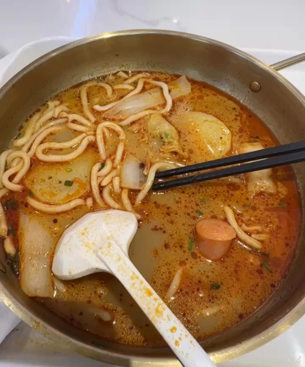 近日，网友反映：玉林一商场门店吃麻辣烫发现有肉没有煮熟。吃到了嘴里才知道，真的恶