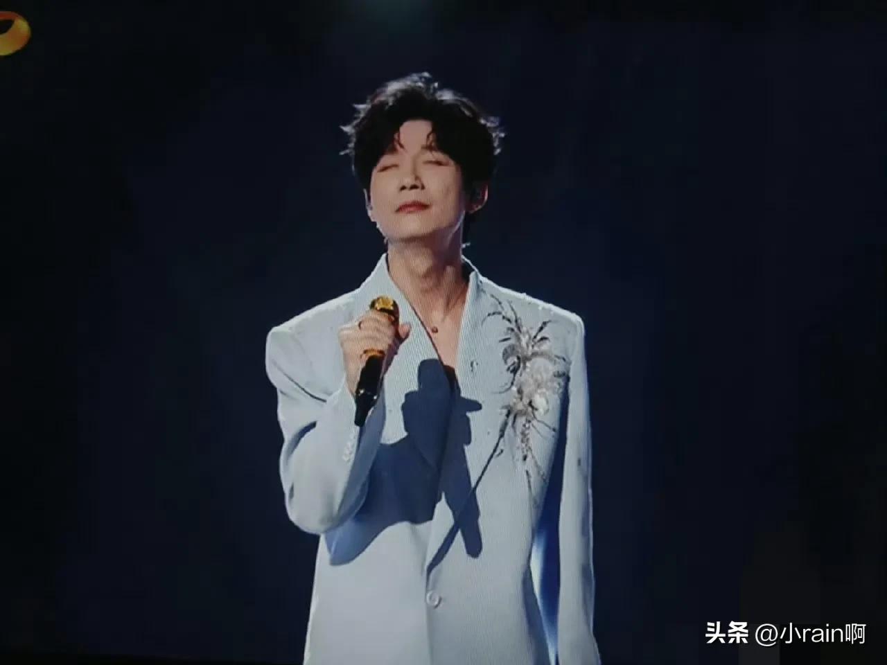 陈楚生单依纯争第一。情歌王又出山了，陈楚生一唱情歌，邓紫棋张杰都得鼓掌。这期的歌
