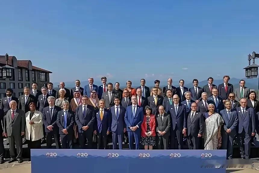 2026.9.3G20财长和央行行长会议合照，中方代表站在后排未位。
与之对应的