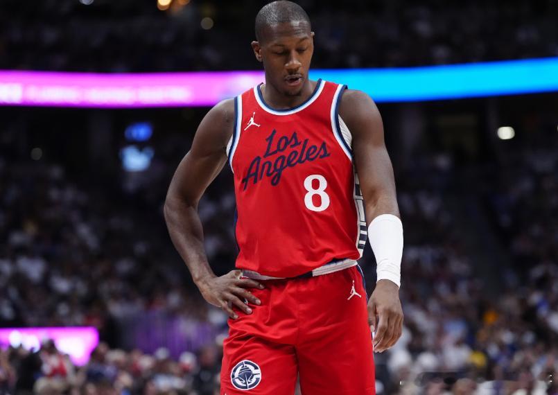 快船主场126-89大胜篮网。赛后，主帅泰伦·卢谈到了邓恩的伤情。卢表示，邓恩原