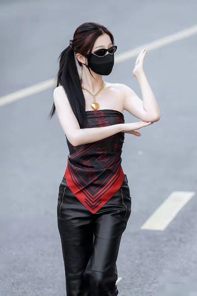 虞书欣丝巾当抹胸穿 好辣 被她美得一大跳据悉这款丝巾是她的自创品牌，把丝巾当抹胸